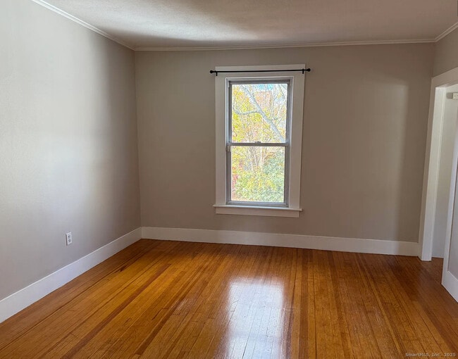 Building Photo - 1752 Farmington Ave