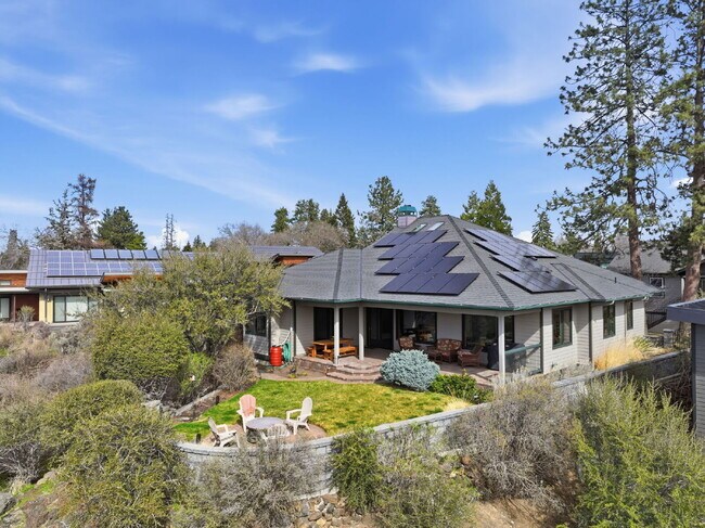 Building Photo - Beautiful 3-Bedroom Home Above Miller’s Landing with River and Mountain Vistas