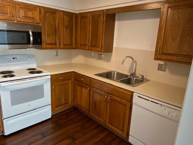Building Photo - Shawnee Condo all redone close to Shops an...