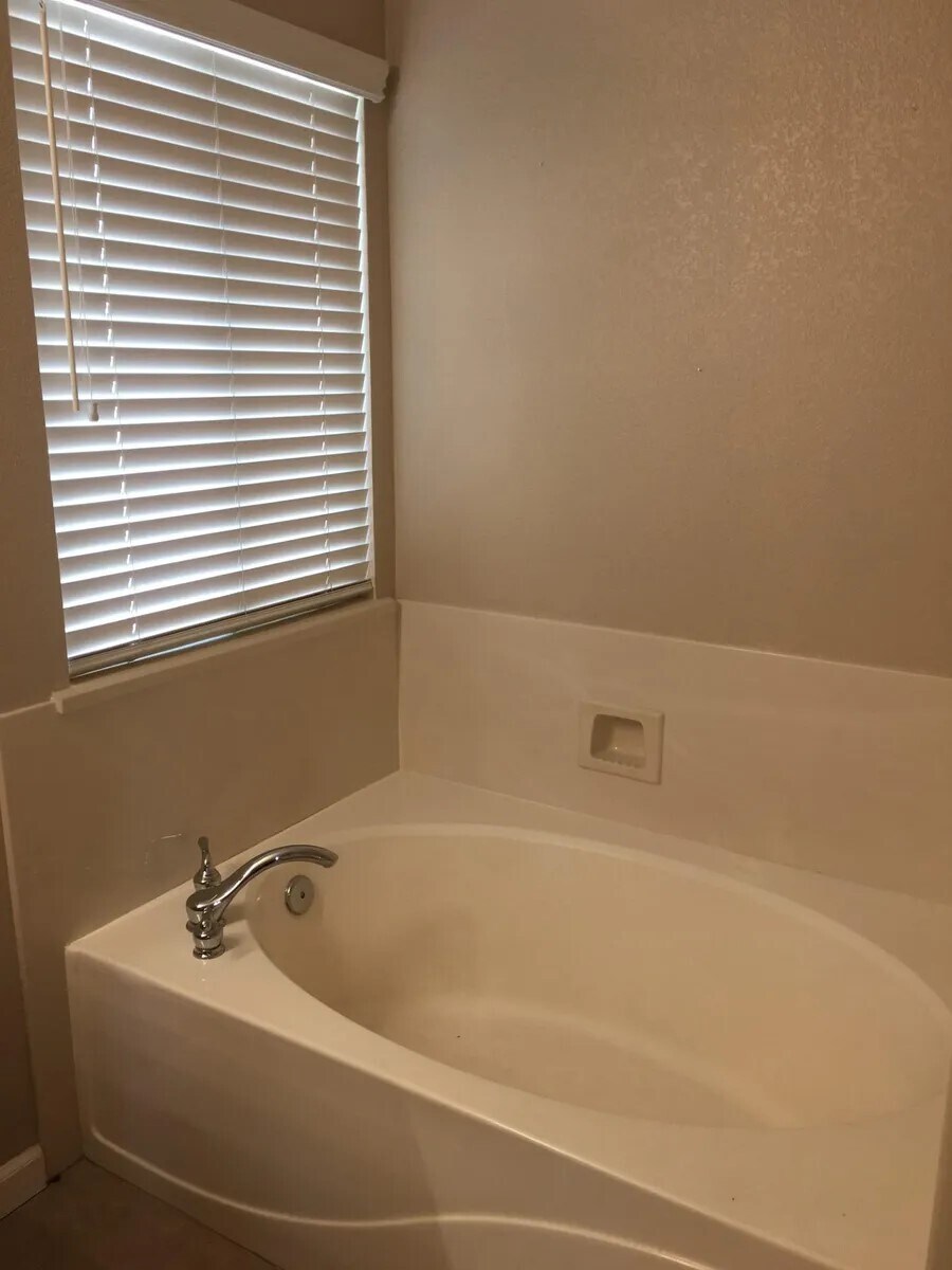 Master Bathtub - 3209 Burlwood Ct