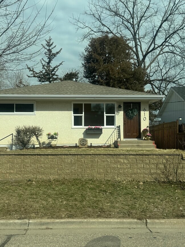 Building Photo - 610 Linden St W