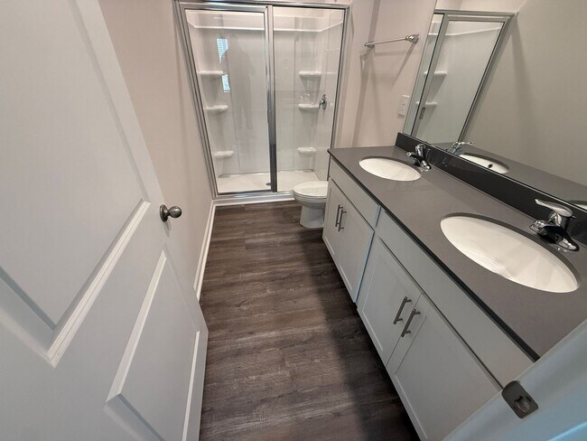 Building Photo - Beautiful Townhome in Charlotte