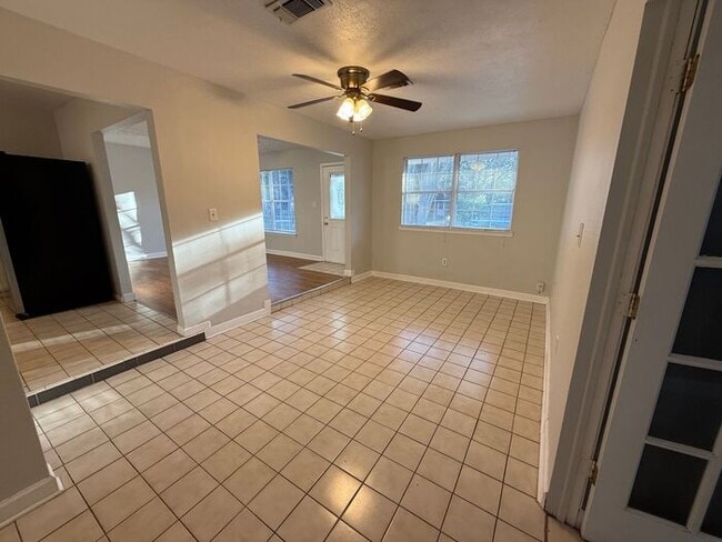 Building Photo - Gulf Breeze - 3 bedroom, 2 bathroom