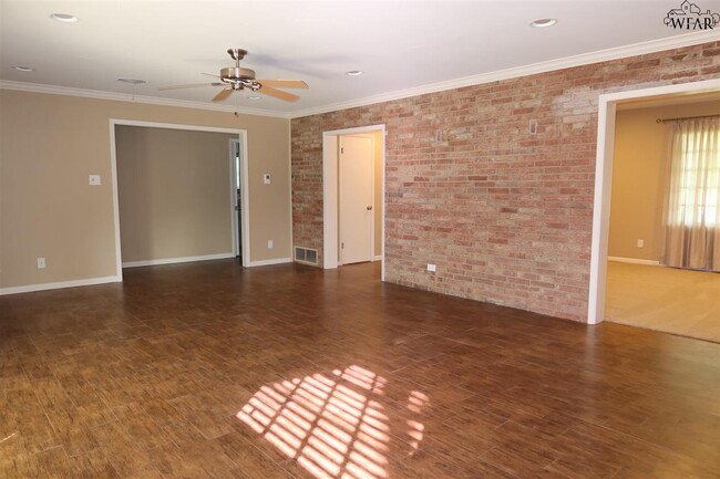 Building Photo - 1544 Sweetbriar Dr