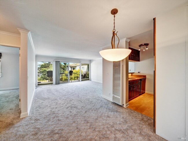 Building Photo - 367 Eden Roc Dr