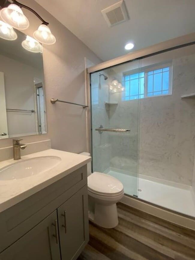 Building Photo - Spacious ADU -  nearly new appliances, flo...