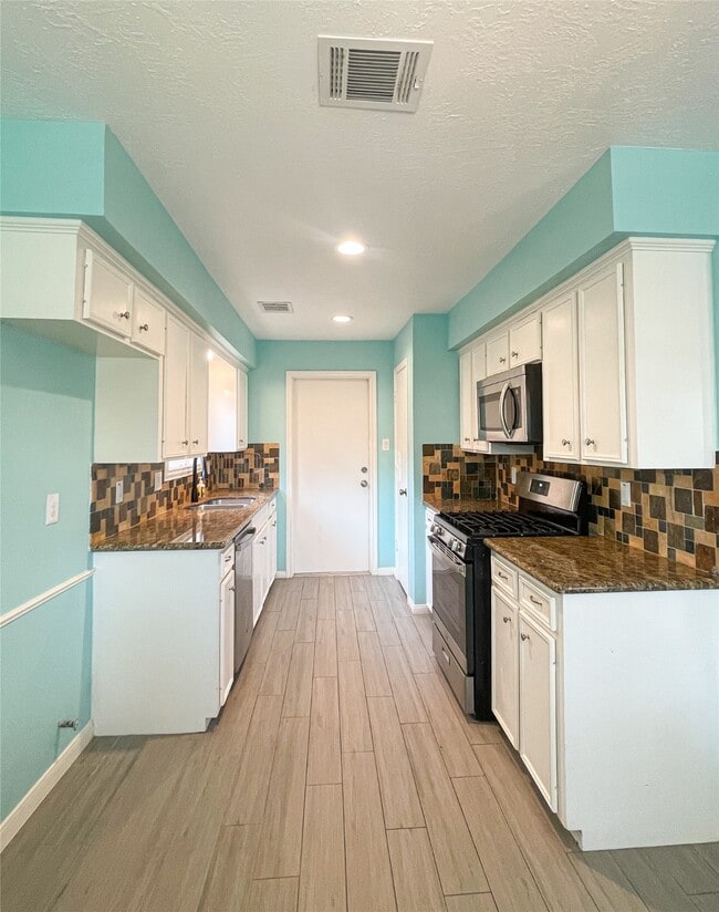 Building Photo - 13607 Fernhill Dr