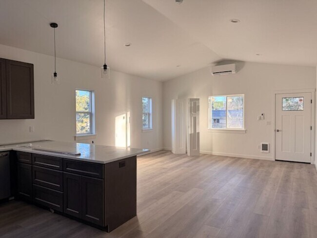 Building Photo - Duplex in Post Falls!