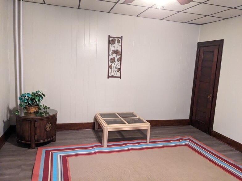 Building Photo - 905 W 9th St