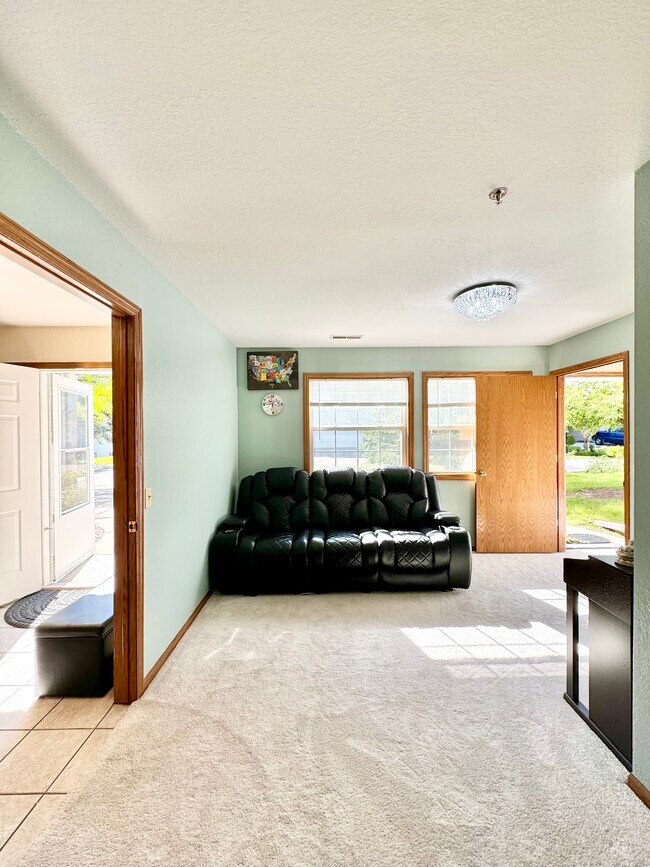 Building Photo - 367 Kristin Ct E