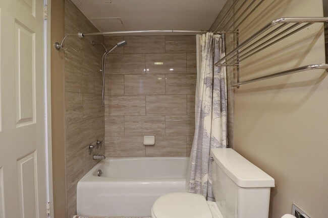 Building Photo - 410 W 7th St