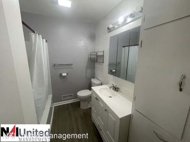 Building Photo - 3 br, 1 bath House - 2416 S Clinton