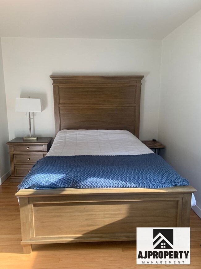 Building Photo - Charming 3/2 near McKennan Park