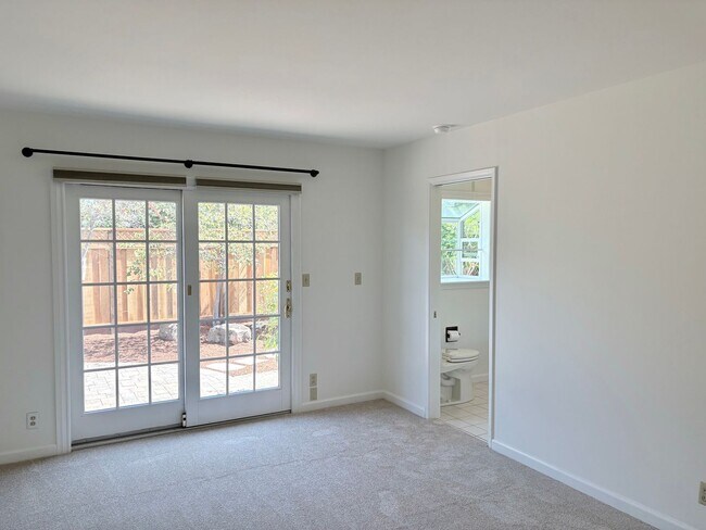 Building Photo - 3057 Carleton Pl