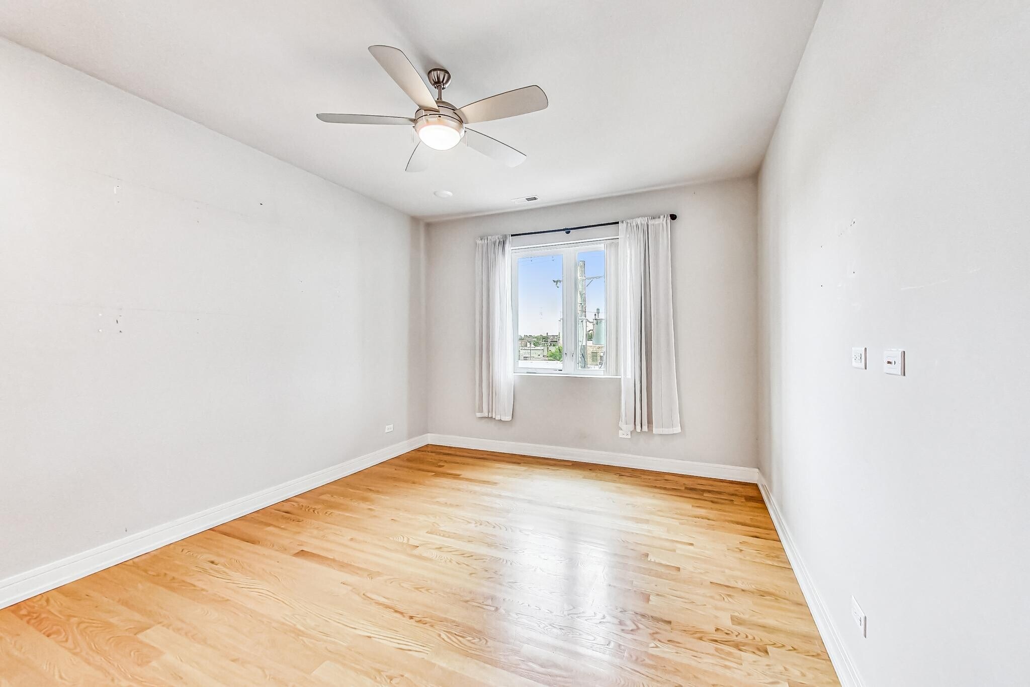 Building Photo - 1641 W Grand Ave