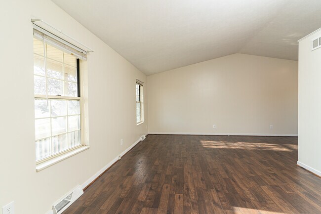 Building Photo - 2521 Woodmeadow Dr SE