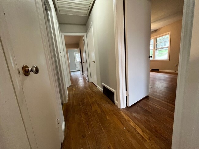 Building Photo - 3 Bedrooms, 1.5 Bathroom - Home in Sherwood Forest!