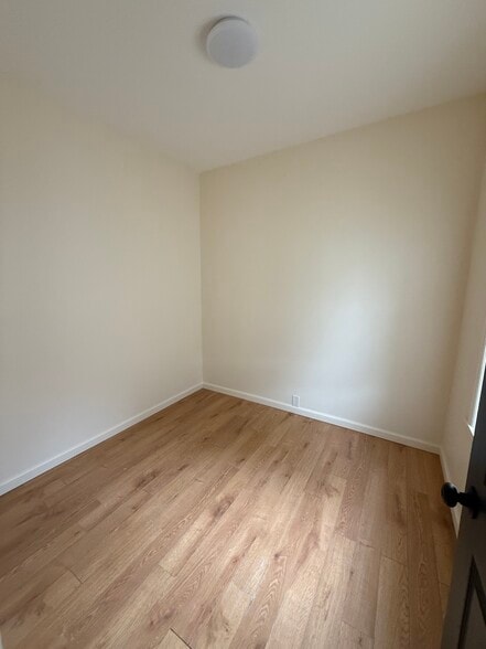 Half bedroom - 132 Wakeman Ave