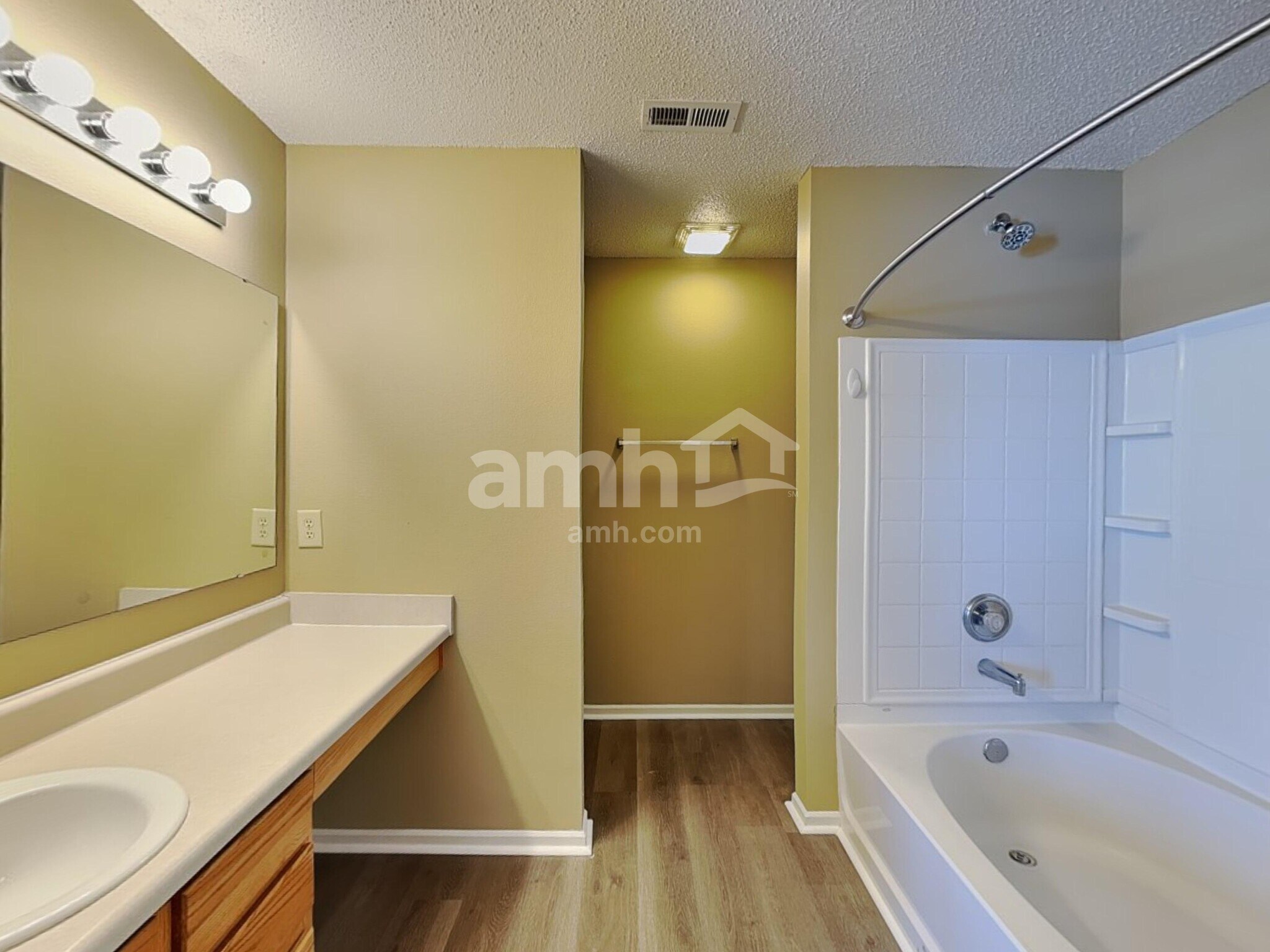 Building Photo - 990 Brookhaven Dr