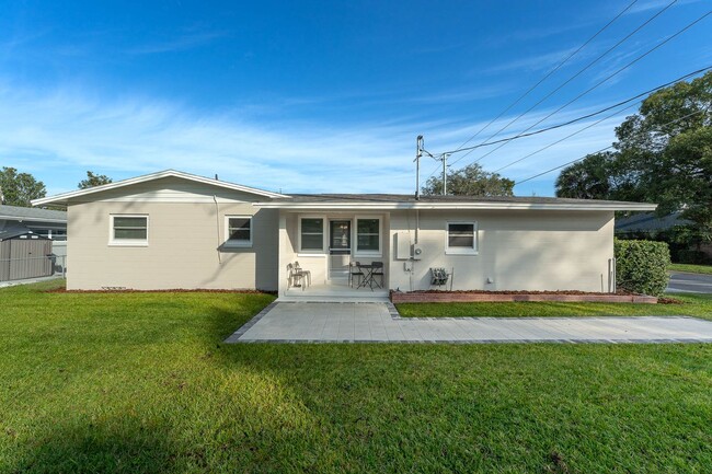 Building Photo - Mid-Century  3 bed/ 2 bath rental home wit...