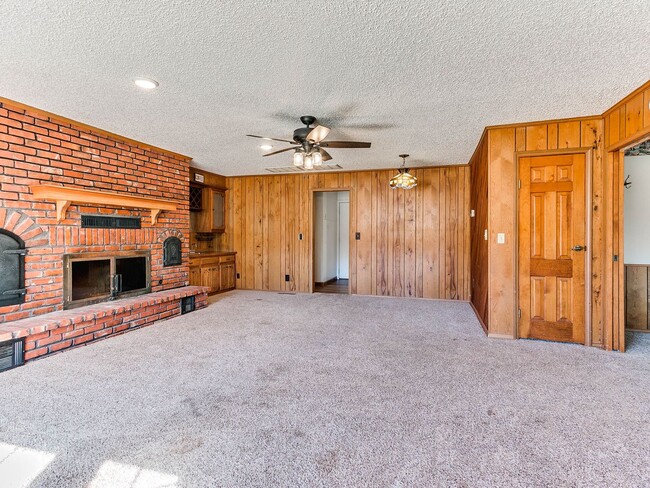 Building Photo - Beautiful 3 bed 2.5 bath home in the Country