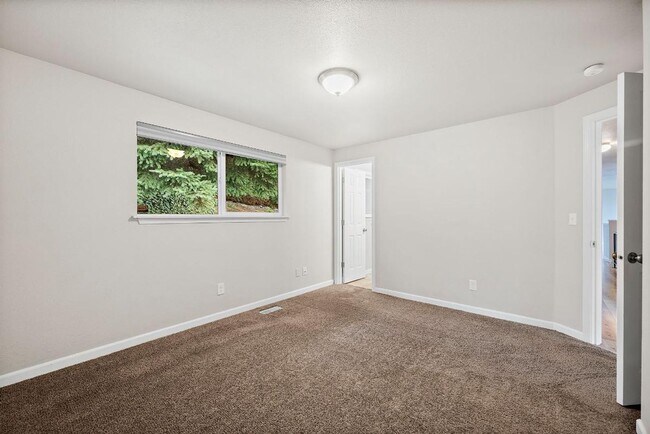 Building Photo - Renovated Tacoma Home with A/C, Huge Den, Bonus Office & Fully Fenced Yard!