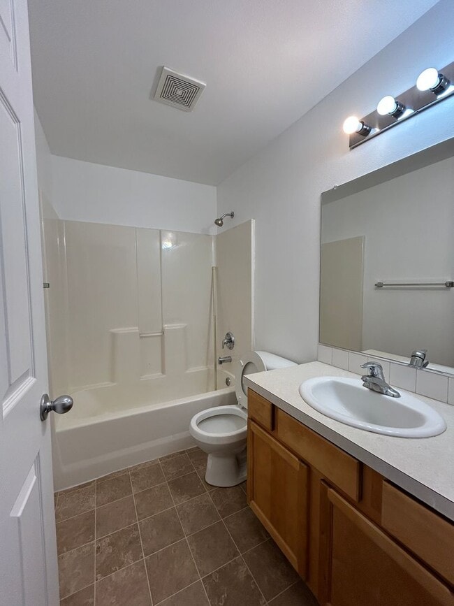 Building Photo - 3 Bedroom / 2.5 Bathroom Townhouse in SW R...