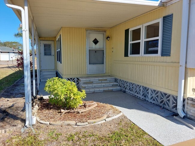 Building Photo - 55+ Community Home in Saralake Estates – 2 Bed / 2 Bath