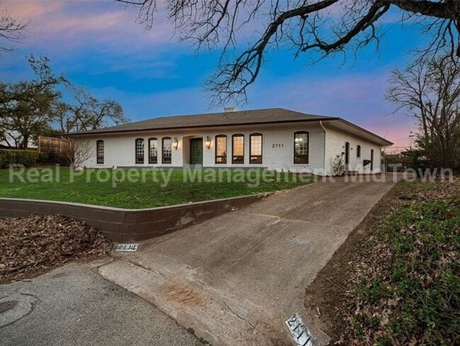 Building Photo - Stunning 4-Bedroom Retreat with Designer T...