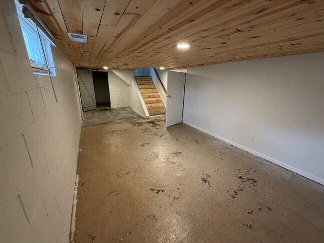 Building Photo - Home for rent near Augustana college