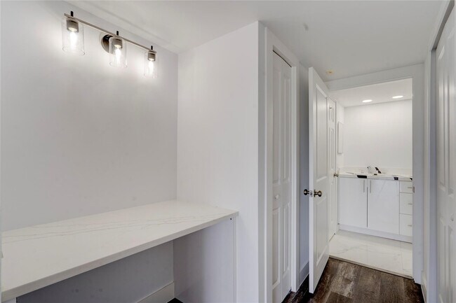 Building Photo - 3050 N Palm Aire Dr