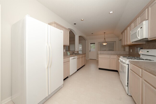 Building Photo - 21315 River Knoll Ln