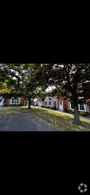 Building Photo - 124 Wellington Ct