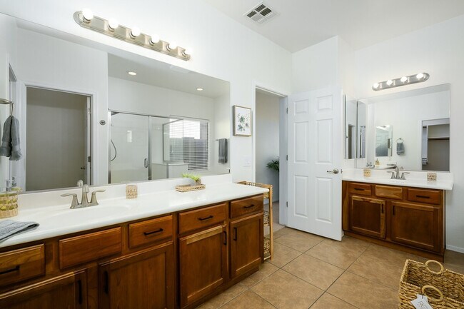 Building Photo - 5538 W Andrea Dr