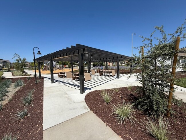 Building Photo - Brand New Townhome in Moonstone Community ...