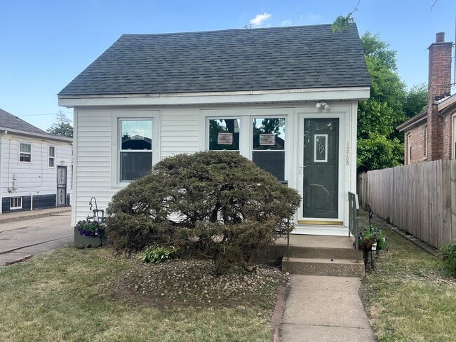 Building Photo - 13709 S School St