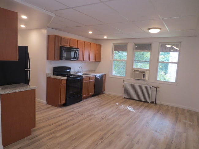 Building Photo - 2421 Beechwood Blvd