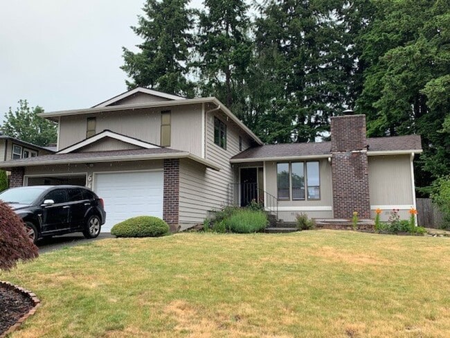 Building Photo - Kenmore House / RENT SPECIAL