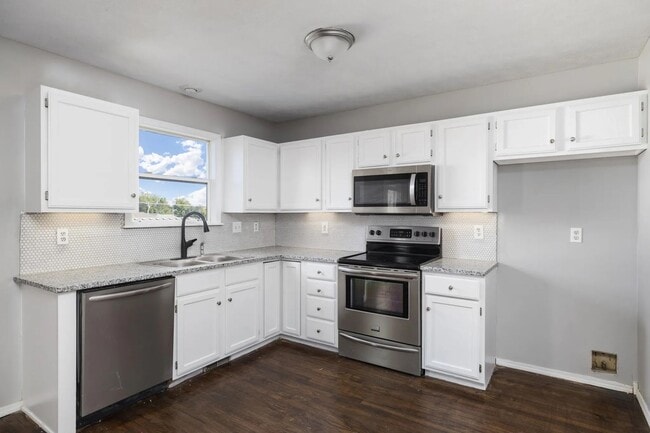 Building Photo - 4 Bed 3 Bath 2 Car Garage -In Ground Pool