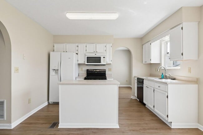 Building Photo - 4611 Thornoak Dr
