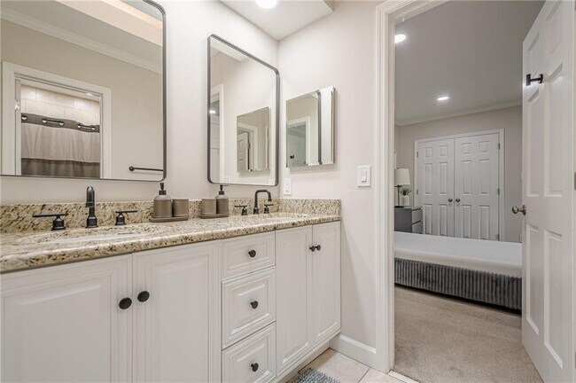 Building Photo - 700 S Brighton Ct