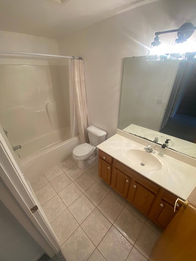 Full Bathroom: picture is zoomed out - 9 Daytona Beach Dr