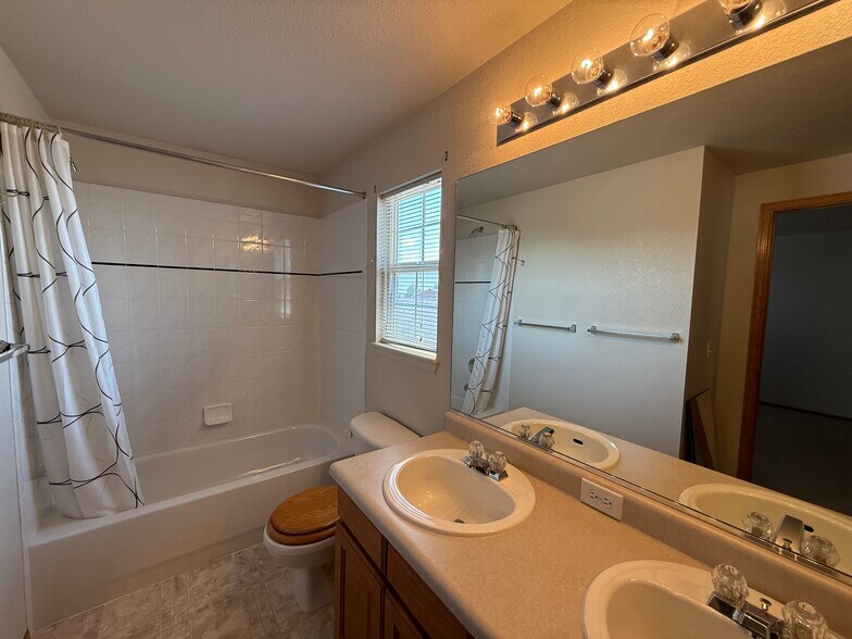 Building Photo - 5846 Dolores St