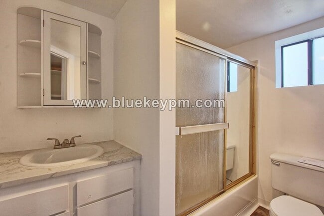 Building Photo - Upper Floor 1 Bed, 1 Bath Duplex Unit for ...