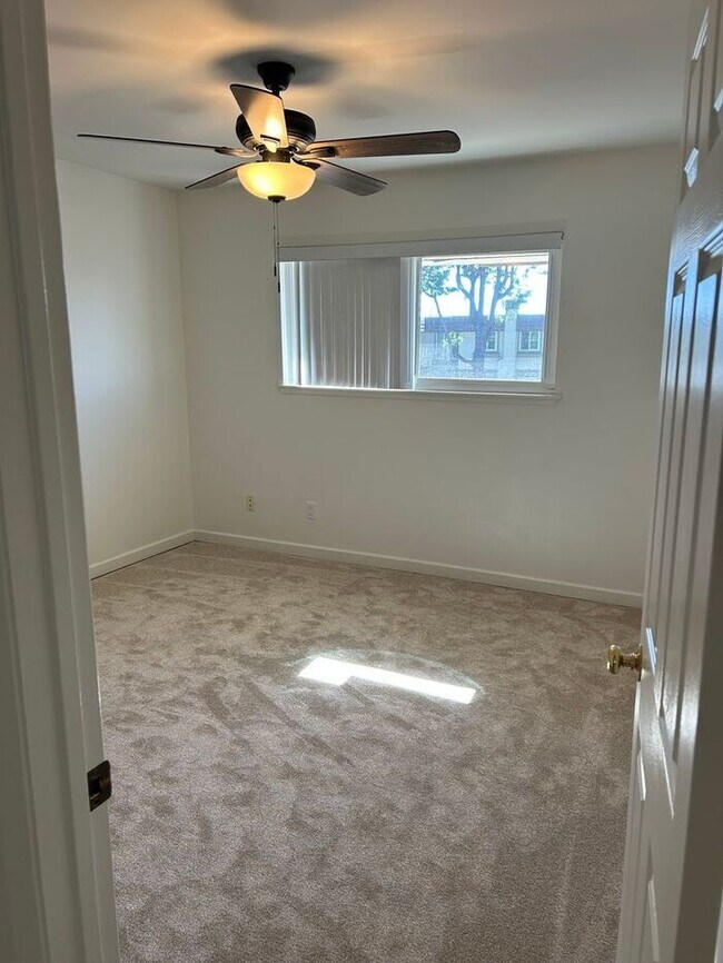 Building Photo - FANTASTIC 3BD TOWNHOUSE FOR LEASE!