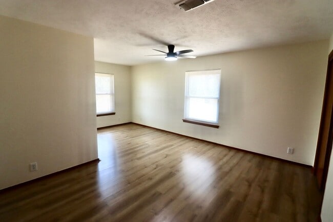 Building Photo - FOR LEASE in Brock ISD!! Updated 3 BR - 2 ...