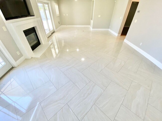 Building Photo - BEAUITFUL GATED PROPERTY 6 BEDROOMS/3 FULL...
