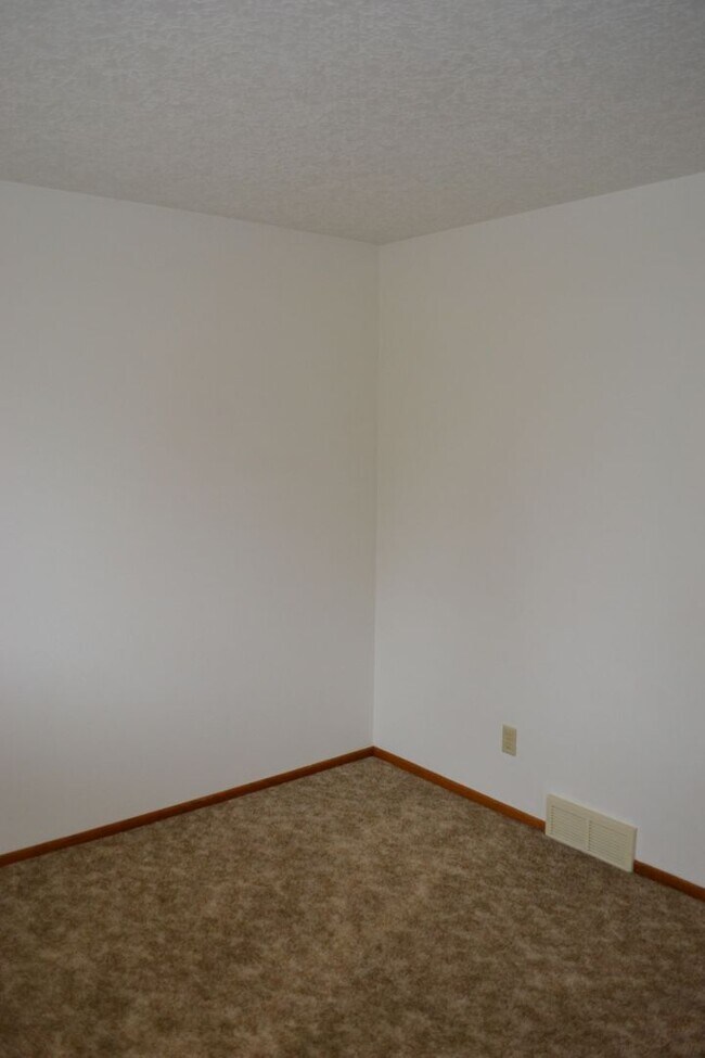 Building Photo - BEAUTIFUL 3 BEDROOM 3 BATH HOUSE LOCATED IN SOUTH SALEM
