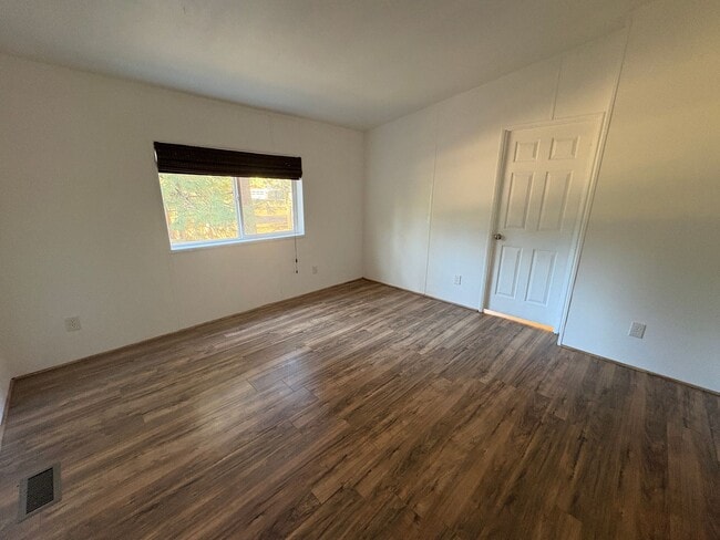 Building Photo - CHECK OUT THIS SPACIOUS SINGLE FAMILY HOME IN DESCHUTES RIVER WOODS ON 0.96 ACRES!