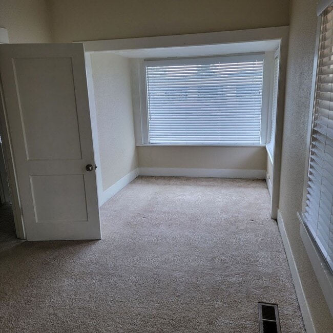 Building Photo - Charming 2-Bedroom House Near Downtown Oak Harbor